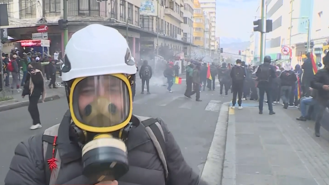 Equipo de RT presencia enfrentamientos y fuerte represión policial a manifestantes en Bolvia