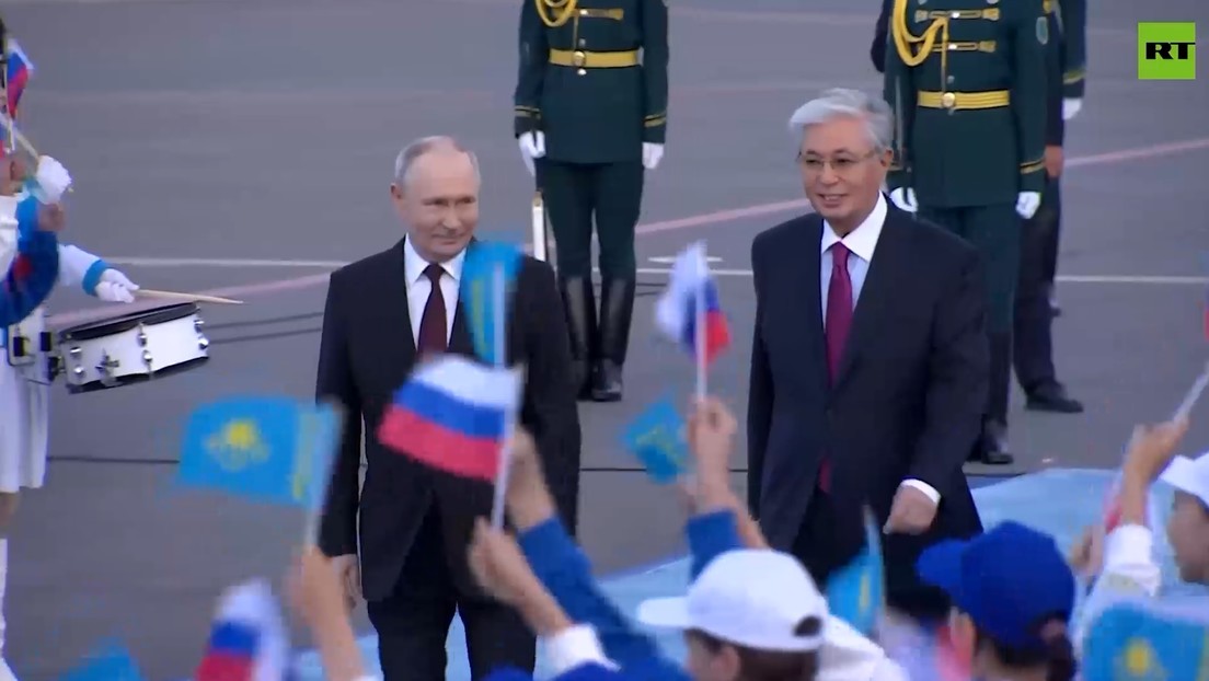 Guardia de honor y helicópteros: así fue la cálida bienvenida a Putin en Kazajistán (VIDEOS)
