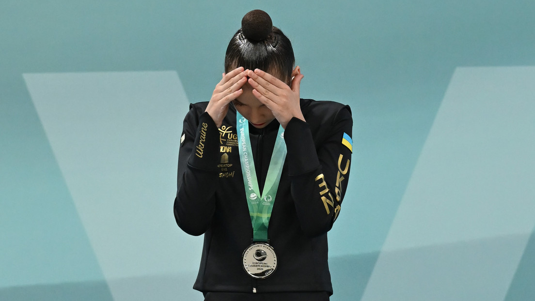 VIDEO: Gimnasta rusa triunfa en una competición y su rival ucraniana se cubre los ojos y oídos para no escuchar el himno