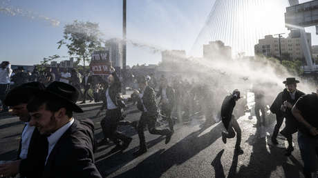 Judíos ultraortodoxos se enfrentan a Policía en protestas contra el servicio militar obligatorio en Israel (VIDEOS)