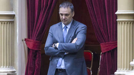 Acusan al jefe de Gabinete de Milei de pagar 245.000 dólares en efectivo para remodelar una casa