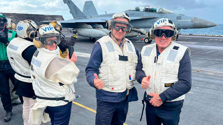 La foto en un portaviones de EE.UU. mete en un lío político y jurídico al presidente de este país
