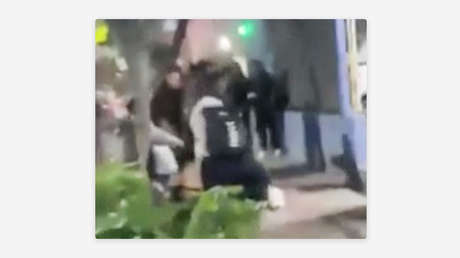 VIDEO: Propinan una brutal paliza colectiva contra una niña a la salida de su escuela