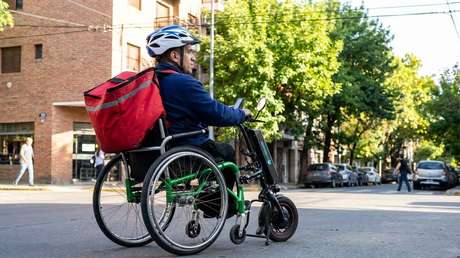 "Pensé que estaba loco": Federico, repartidor en silla de ruedas para llegar a fin de mes