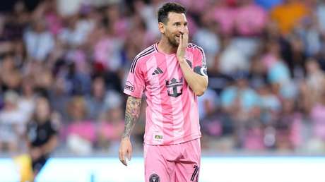 VIDEO: Messi recibe un beso de popular actor de 'El Chavo del 8'