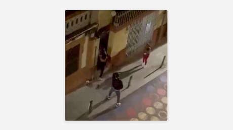 Puñaladas, batazos y patadas: un hombre sufre violenta paliza en España (FUERTE VÍDEO)