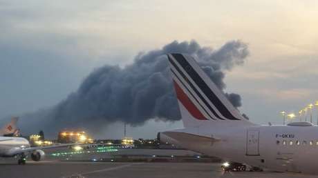 VIDEOS: Columna gigantesca de humo negro aparece cerca del aeropuerto más concurrido de Francia