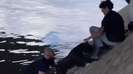El conmovedor gesto de transeúntes parisinos con un perro atrapado en el río (VIDEO)