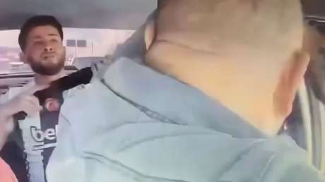 Taxista enfrenta y desarma a un pasajero que lo había tomado como rehén (VIDEOS)