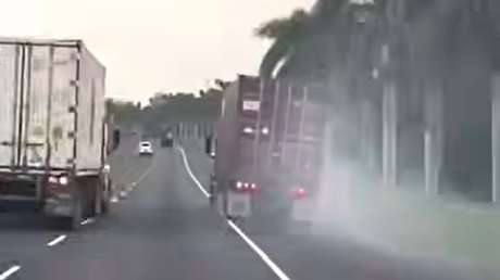 VIDEO: El caótico momento en que un camión se queda sin frenos en plena autopista