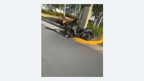 Hombre en moto intenta agredir a ciclista y recibe un karma instantáneo (VIDEO)