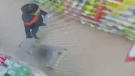 VIDEO: Abandona a su bebé en un supermercado pero las cámaras la delatan