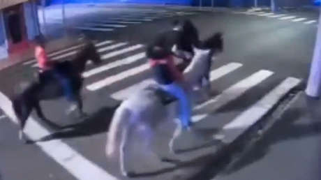 VIDEO: Jinete termina en el techo de un vehículo que lo atropelló mientras cabalgaba