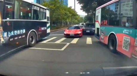 Una maniobra sencilla termina en un choque contra un Ferrari de valor astronómico (VIDEO)