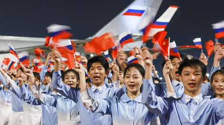 China recibe a lo grande a Putin: alfombra roja, flores y limusinas (VIDEOS)