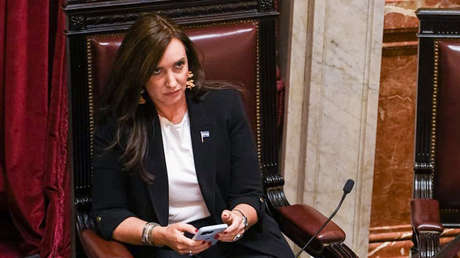Vicepresidenta argentina presiona al jefe de Gabinete de Milei para que explique sus abultados gastos