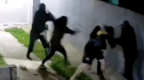 VIDEO: Una pareja se defiende a golpes de 4 ladrones en el patio de su casa