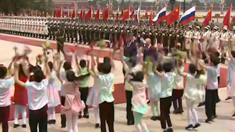 ¿Qué exclaman estos niños a Putin en la ceremonia de bienvenida en Pekín? (VIDEO)