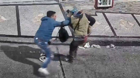 VIDEO: Dos ladrones atacan a un transeúnte y reciben su merecido de forma cinematográfica