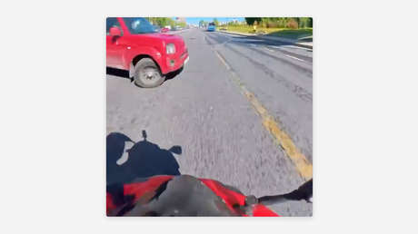 Venganza despiadada: la represalia de un motociclista tras casi chocar contra un coche