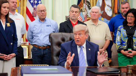 Trump quedó opacado por el ombligo de un hombre (VIDEO)