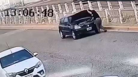 VIDEO: Fue atropellada por su propio auto mientras revisaba la batería