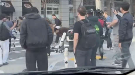 Escena surrealista con robots humanoides en plena calle en EE.UU. (VIDEO)