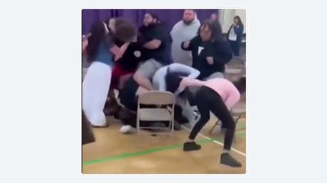 VIDEO: Padres protagonizan una épica pelea en plena graduación en un jardín de niños