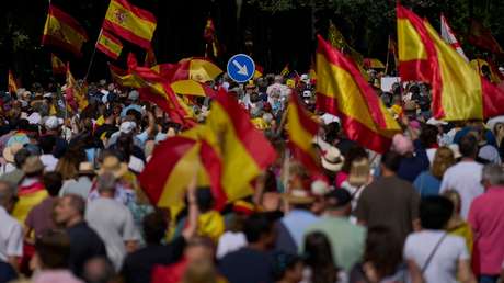 "¡Sánchez, dimisión ya!": unos 40.000 manifestantes marchan en Madrid contra el presidente del Gobierno español