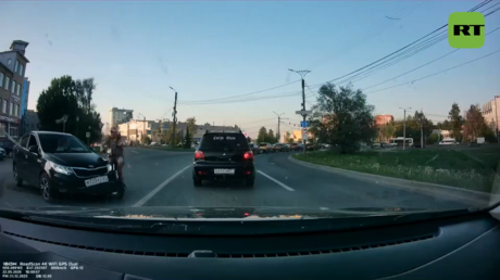 Un hombre ebrio en patineta eléctrica choca contra un auto (VIDEO)