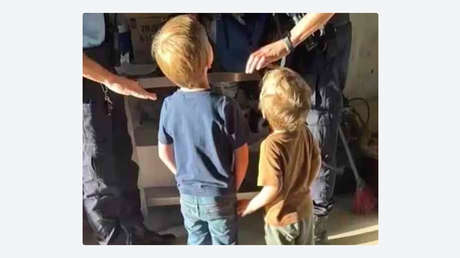 Abandona a sus dos hijos pequeños a más de 2.000 kilómetros de casa (VIDEO)
