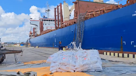 "Fraternidad y solidaridad": China entrega un nuevo lote de ayuda humanitaria a Cuba (VIDEO)