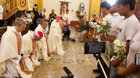 VIDEO: Cardenales y obispos en Perú piden perdón de rodillas a comuneros víctimas del Sodalicio