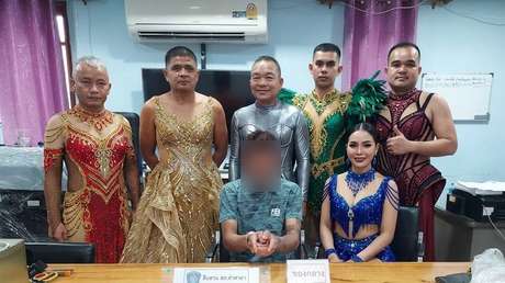 ¿Por qué estos policías se vistieron de bailarinas sexis?