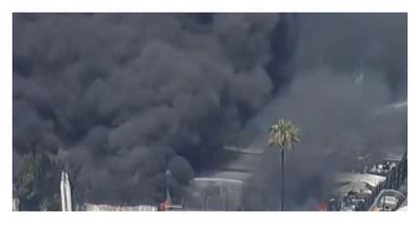VIDEO: Gigantesco incendio fuerza confinamiento de residentes en Los Ángeles