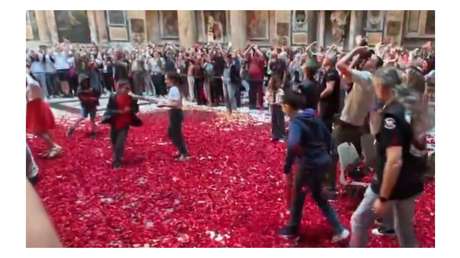Hipnóticas imágenes: lluvia de pétalos de rosa cae dentro del Panteón de Roma
