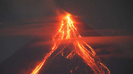 IMÁGENES IMPRESIONANTES: Meteorito cruza el cielo justo durante la erupción de un volcán