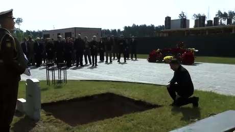 Prominente colaborador nazi recibe nueva sepultura en Ucrania y Zelenski le rinde homenaje