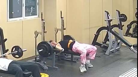 Segundos de pánico en el gimnasio: hombre queda atrapado bajo una pesada barra (VIDEO)