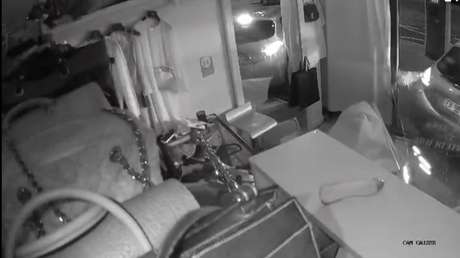 VIDEO: Estrellan un auto contra una boutique de lujo en París y la desvalijan en cuestión de segundos