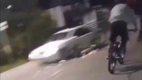 A centímetros de la muerte: ciclista extremo se estrella contra un auto en plena bajada (VIDEO)