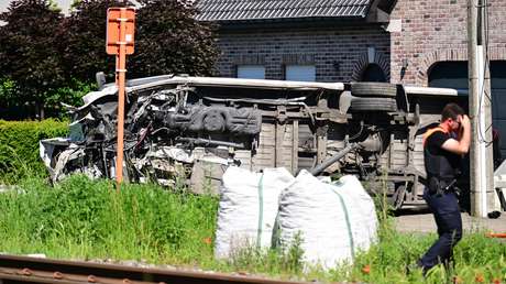 Varios muertos en la colisión de un tren con un autobús escolar en Bélgica