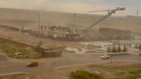 Fuertes vientos derriban una grúa en plena obra (VIDEO)