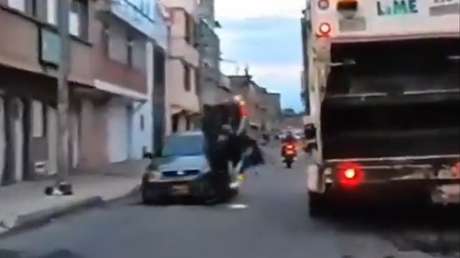 VIDEO: Motociclista intenta pasar un camión de basura y choca de frente contra otro vehículo