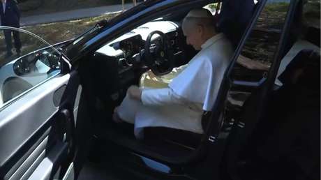 Ferrari lleva su primer vehículo eléctrico al papa León XIV y le entrega el volante (VIDEO)