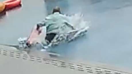 VIDEO: Chofer confunde una piscina infinita con el suelo y termina dentro del agua