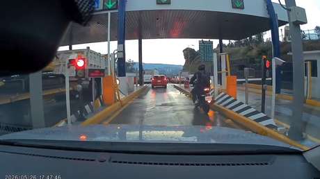 VIDEO: Motociclista burla un peaje para no pagar y termina así