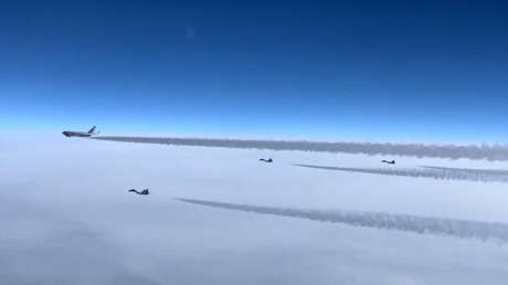 VIDEO: Cazas escoltan el avión de Putin a su llegada a Kazajistán