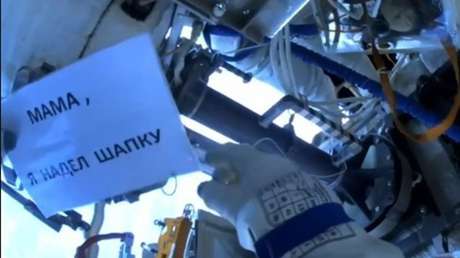 FOTO: El tierno mensaje con el que un cosmonauta ruso intenta tranquilizar a su madre desde el espacio
