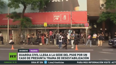 La Guardia Civil española llega a la sede del PSOE por un caso de presunta trama de desestabilización